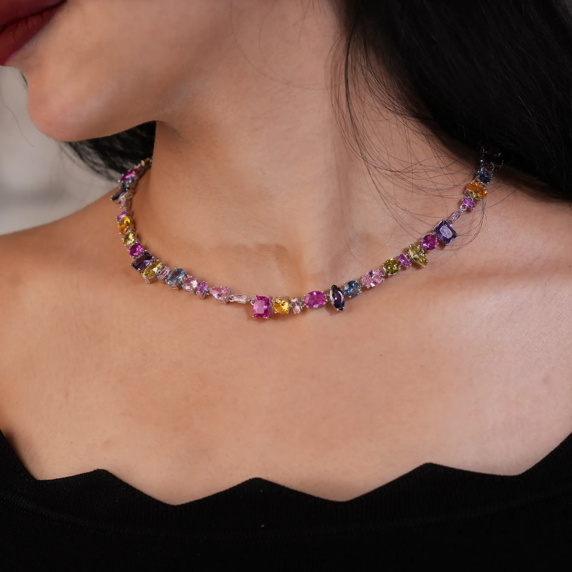 عقد من الاحجار الطبيعية